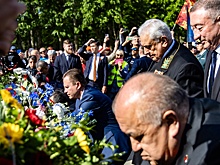 В Трептов-парке дипломаты разных стран возложили венки к мемориалу воинам СССР