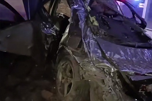 В Казани девушка на иномарке врезалась в бетонную опору, погибли три человека