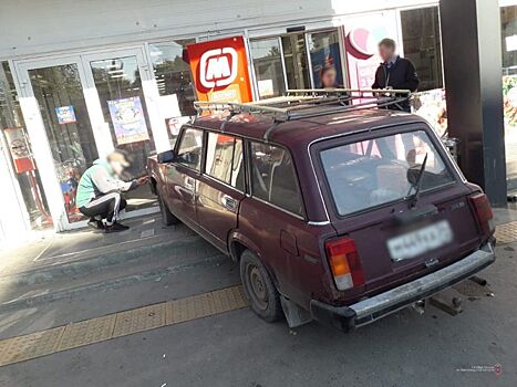 Автомобиль въехал в супермаркет в Волгограде