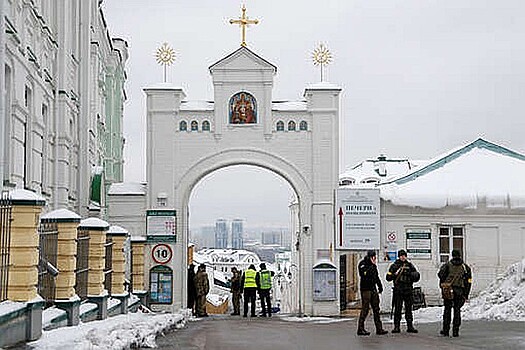 Верующие не допустили комиссию к Киево-Печерской лавре