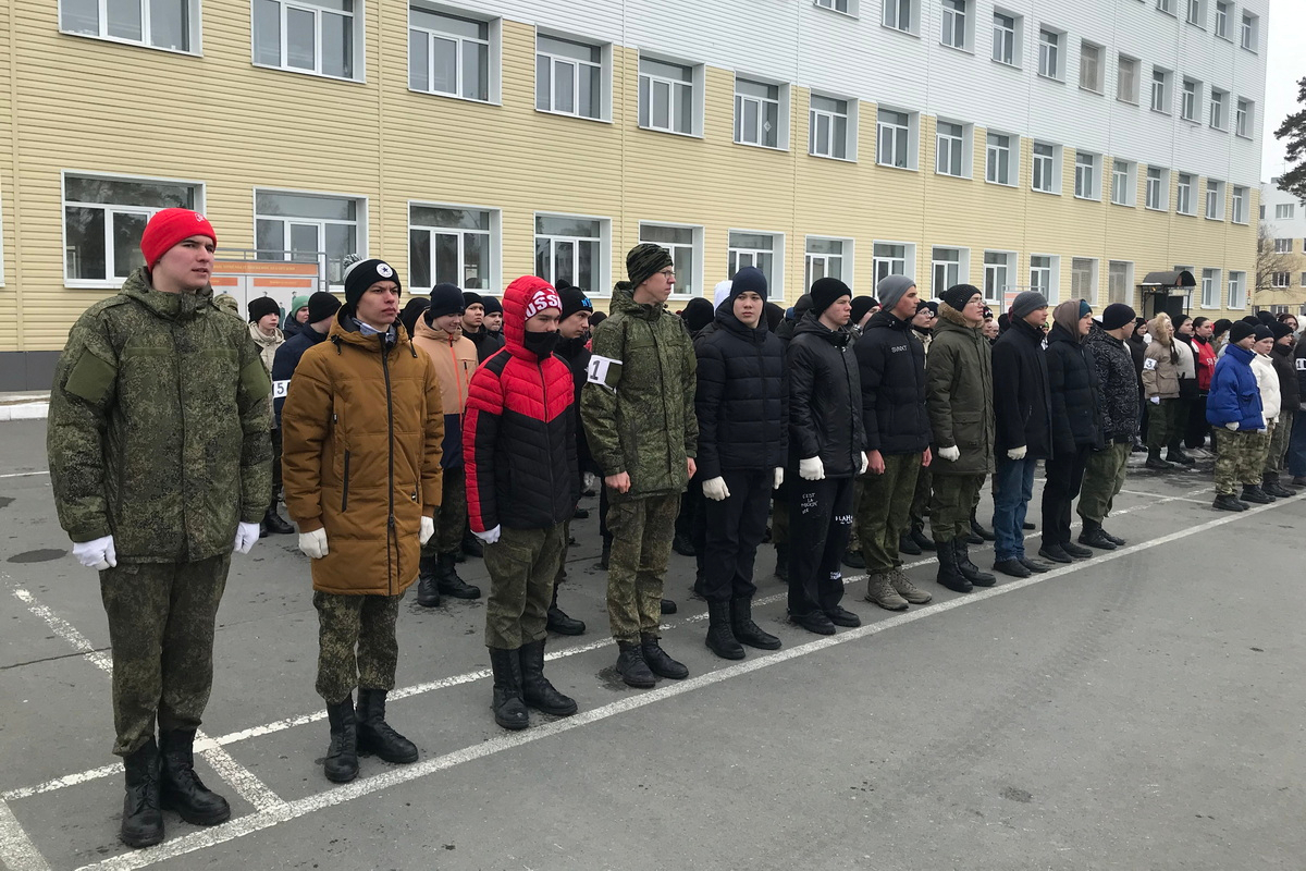 Военнослужащие ЦВО провели мастер-класс по строевой подготовке для юнармейцев в Екатеринбурге