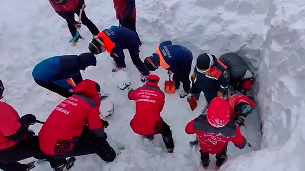 На Камчатке пурга мешает забрать тела погибших после схода лавины туристов