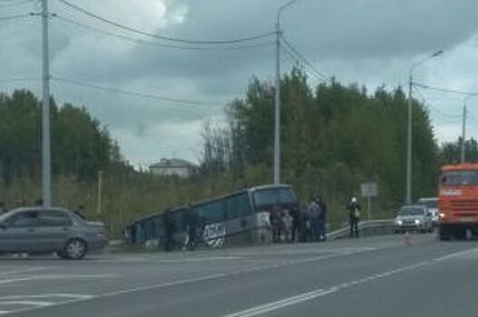 В Пойковском рейсовый автобус столкнулся с автокраном