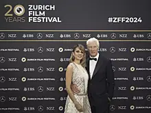 Актер Ричард Гир вышел на красную дорожку с женой, которая моложе на 34 года