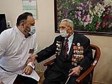 Заместитель председателя Совета ветеранов 15-го микрорайона поблагодарил сотрудников пансионата «Никольский парк» за работу