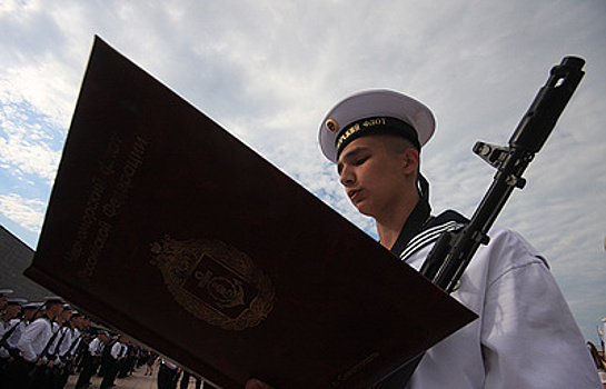 Сенатор от Крыма предлагает установить в РФ День верности воинской присяге