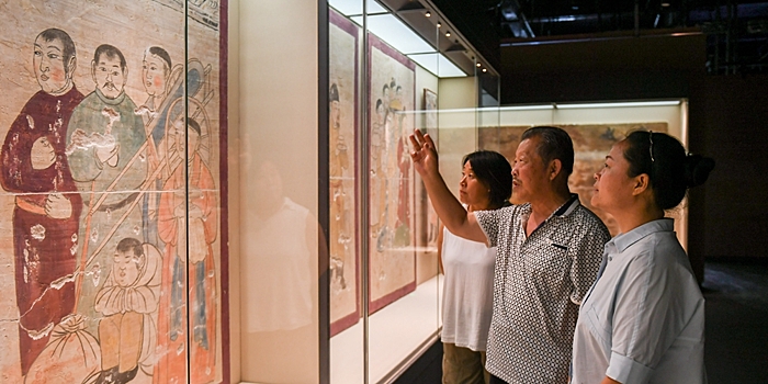 Ван Цинъюй 40 лет снимает копии с настенных картин эпохи Ляо