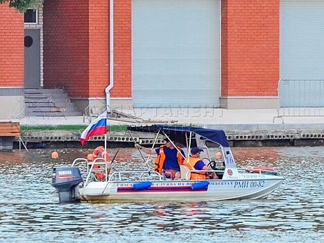 Спасатели вытащили тонувшего подростка из пруда на западе Москвы