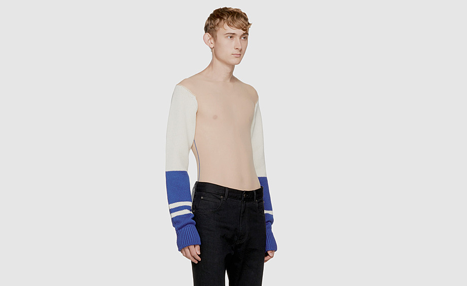 Calvin Klein предложил задуматься о холодах и выпустил коллекцию свитеров. Стоимость того, что на картинке, $2000. Интересно, сколько заказов на данную модель поступило из вечно замерзающей России?