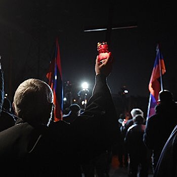 Факельное шествие и поход Пашиняна на военное кладбище - что произошло в Армении