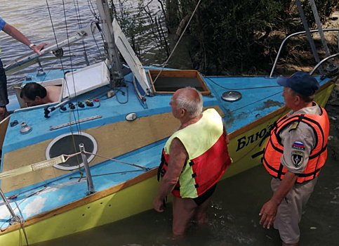 На Иртыше спасли людей с тонувшей яхты