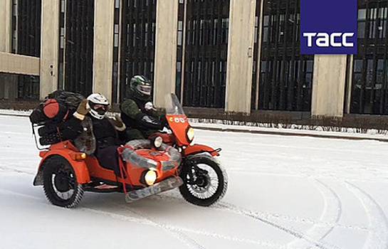 Байкеры на мотоциклах "Урал" преодолели 5,5 тыс. км заснеженных дорог в 30-градусный мороз