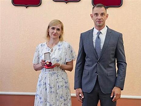 Директор чапаевской школы спасла жизнь водителю, которому стало плохо за рулем