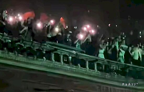 Прогнувшийся под толпой балкон, шокировал посетителей рэп-концерта в США