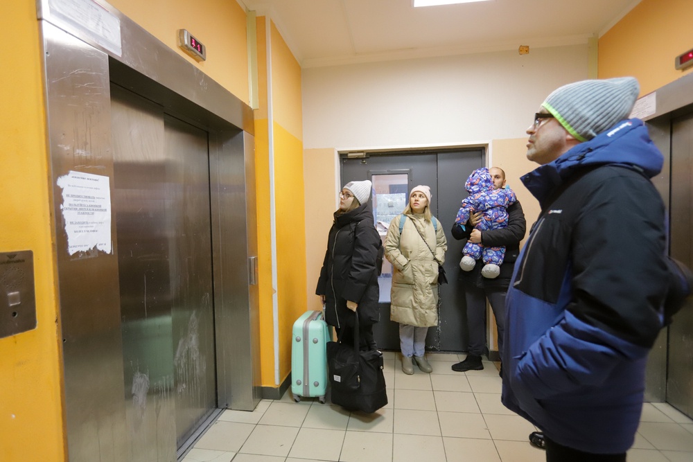 В трех 22-этажных домах Петербурга месяцами не работают лифты