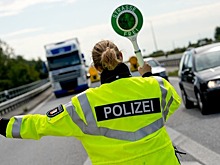 Девушку из Польши остановили за гонку по встречке в районе Лейпцига, и она угнала полицейскую машину
