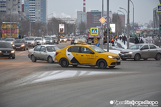 В Екатеринбурге участились аварии с машинами такси, которыми управляют мигранты