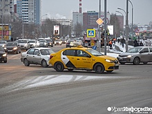 В Екатеринбурге участились аварии с машинами такси, которыми управляют мигранты