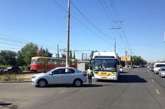 В Волгограде в столкновении автобуса и Renault пострадала кондуктор