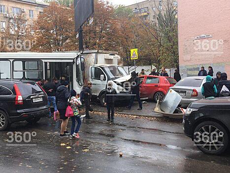 Автобус с пассажирами‐школьниками влетел в припаркованные авто в Ростове‐на‐Дону