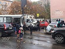 Автобус с пассажирами‐школьниками влетел в припаркованные авто в Ростове‐на‐Дону