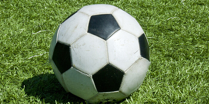 Самородок из Гюмри: школьник выполняет сложнейшие финты с футбольным мячом