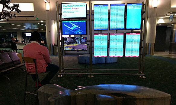 Пассажир смог подключить PlayStation 4 к информационному табло в аэропорту