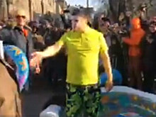 «Порошенко» в гавайских шортах и с ананасами станцевал в надувном бассейне в центре Киева