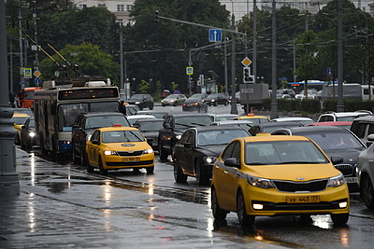 Власти Москвы планируют пересадить чиновников на такси