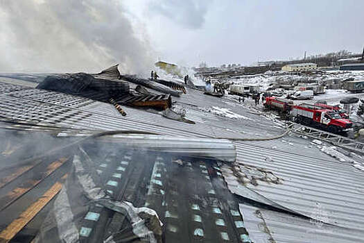МЧС: пожар на складе в Красноярске локализован на площади 800 квадратных метров