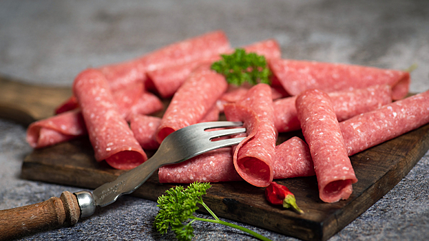 Учёные: даже ломтик колбасы повышает риск развития рака и диабета