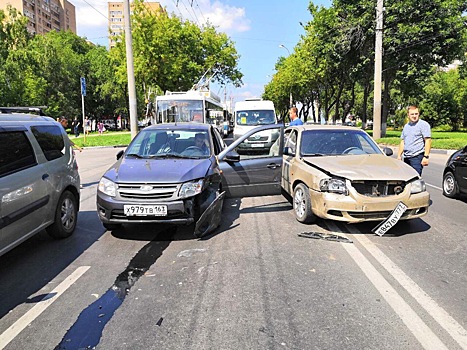 ДТП с Chevrolet Lacetti и «Грантой» парализовало движение троллейбусов на проспекте Кирова