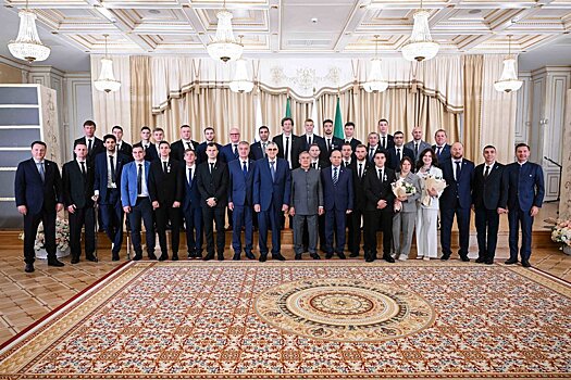 23-й титул мужчин и пятая победа женщин: раис Татарстан чествовал хоккеистов на траве в Кремле