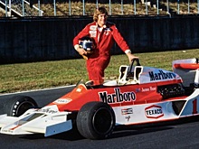 Видео: Алекс Росси за рулём McLaren M26 Джеймса Ханта