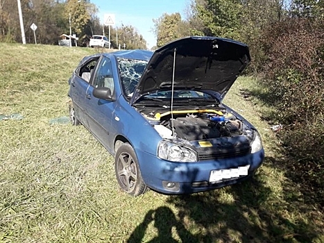 В Краснодарском крае двое взрослых и двое детей пострадали в ДТП с перевернувшимся автомобилем