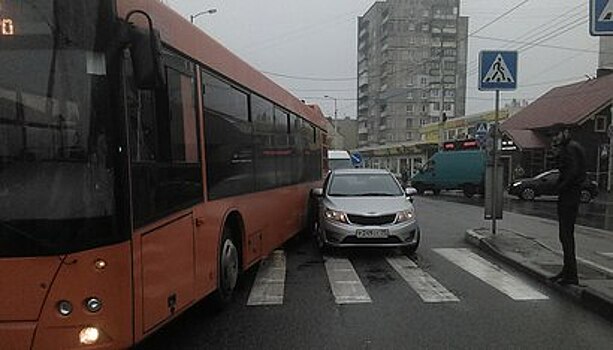 На ул. Горького из-за ДТП с автобусом перекрыта часть дороги