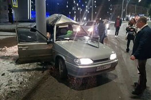 Во Владимире «пятнашка» врезалась в столб