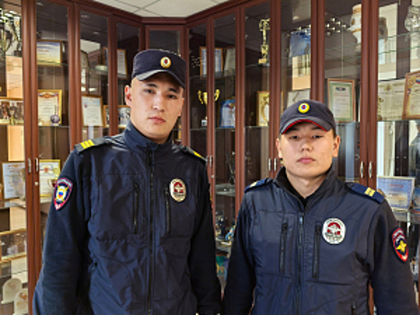 Слушатели полицейского центра профподготовки в Якутии спасли пожилую семью на пожаре