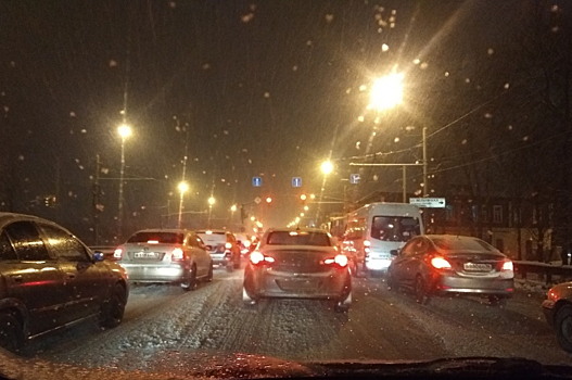 «Уберите машины с дорог»: чиновники попросили ярославцев не мешать чистить улицы от снега