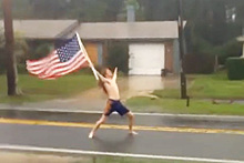 Американец вышел с флагом на улицу во время урагана