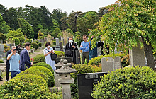 Российские дипломаты возложили цветы к могиле разведчика Рихарда Зорге в Японии