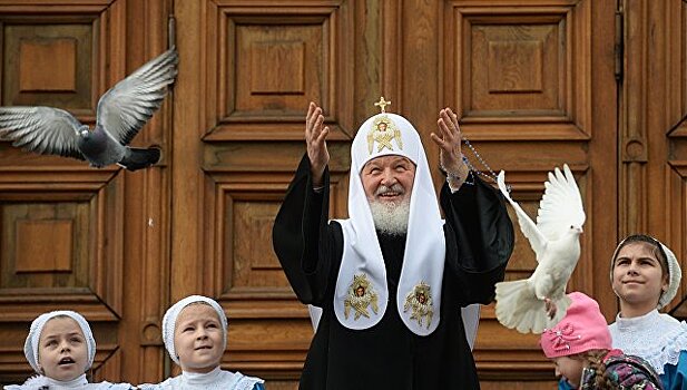 Патриарх выпустил голубей в небо над Кремлем в праздник Благовещения