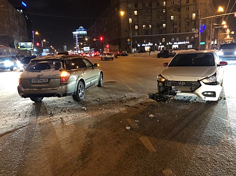 Несколько автомобилей столкнулись в центре Новосибирска