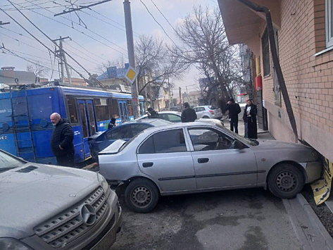 Машину откинуло в частный дом: в Ростове троллейбус влетел в припаркованные иномарки