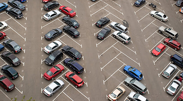 Смольный больше не хочет предупреждать нарушителей парковки о рейдах