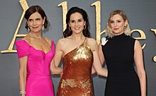 Докери в золотом платье на одно плечо, Кармайкл в наряде с асимметричным разрезом и другие звезды фильма «Аббатство Даунтон» на его мировой премьере