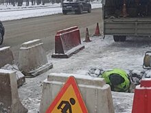 На проспекте Строителей ремонтируют основание колодца у ливневки