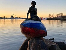 "Русалочку" в Копенгагене окрасили в российский триколор