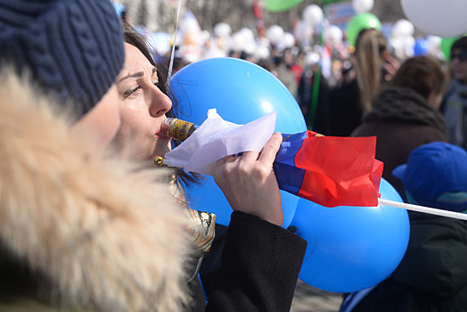 Пили водку, завернутую в флаг: официальные профсоюзы прошлись колоннами по центру Екатеринбурга