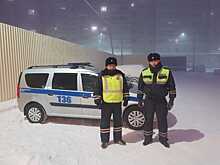 В Якутии инспекторы ДПС эвакуировали жильцов из горящего дома
